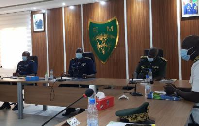 Reunion ce matin à Dial Diop du Haut Comite pour les Affaires sociales. Le Direction de l'Action sociale, la Mutuelle, la Fondation des Invalides et Mutilés, la COMICO, l'Agence pour le logement des Forces Armées, l'Agence pour la réinsertion sociale.